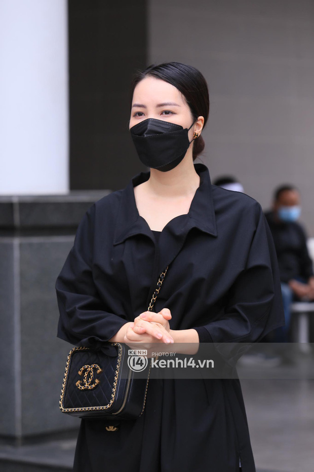 Cập nhật tang lễ nhạc sĩ Phú Quang:  Con trai ôm chặt di ảnh bố, linh cữu được đưa đi, dàn sao Vbiz nghẹn ngào đến viếng-15