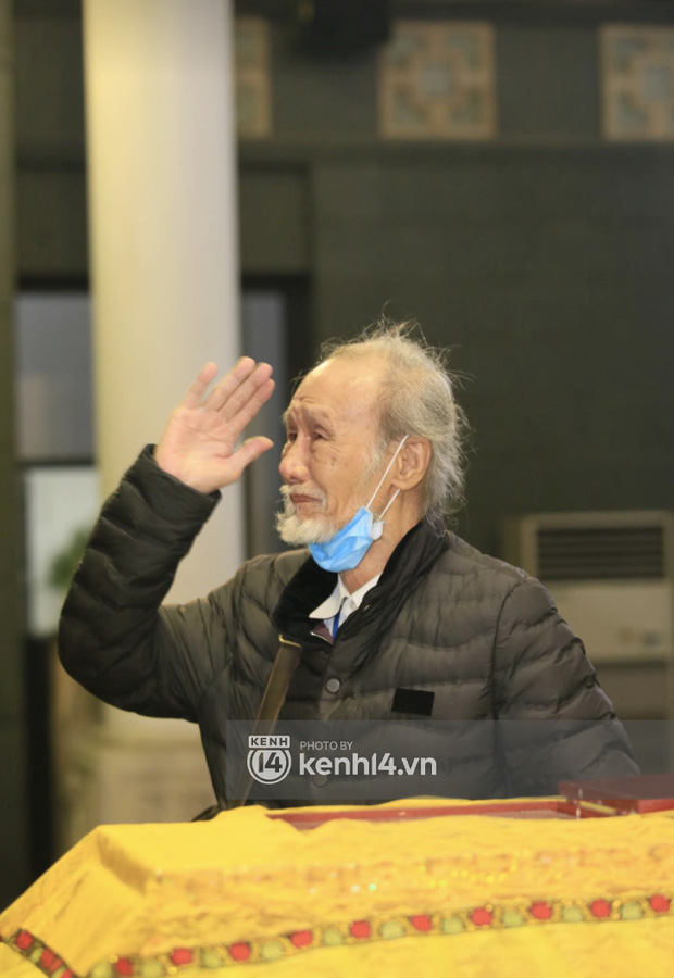 Cập nhật tang lễ nhạc sĩ Phú Quang:  Con trai ôm chặt di ảnh bố, linh cữu được đưa đi, dàn sao Vbiz nghẹn ngào đến viếng-13