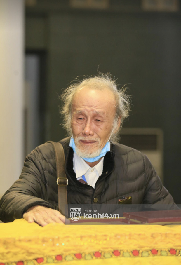 Cập nhật tang lễ nhạc sĩ Phú Quang:  Con trai ôm chặt di ảnh bố, linh cữu được đưa đi, dàn sao Vbiz nghẹn ngào đến viếng-14