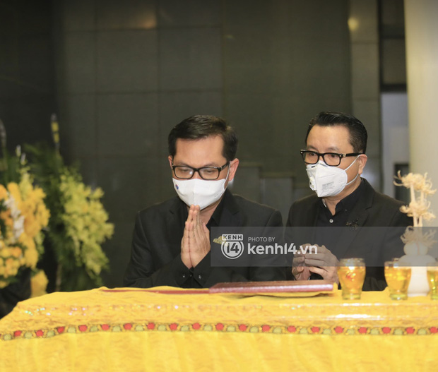 Cập nhật tang lễ nhạc sĩ Phú Quang:  Con trai ôm chặt di ảnh bố, linh cữu được đưa đi, dàn sao Vbiz nghẹn ngào đến viếng-17