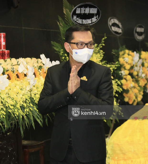 Cập nhật tang lễ nhạc sĩ Phú Quang:  Con trai ôm chặt di ảnh bố, linh cữu được đưa đi, dàn sao Vbiz nghẹn ngào đến viếng-16