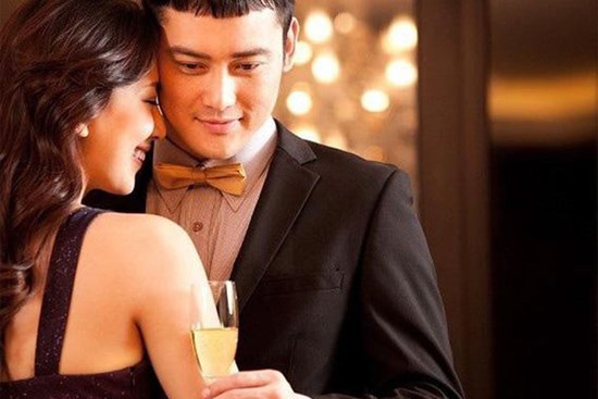 Giám đốc trẻ cay đắng bắt gặp vợ 