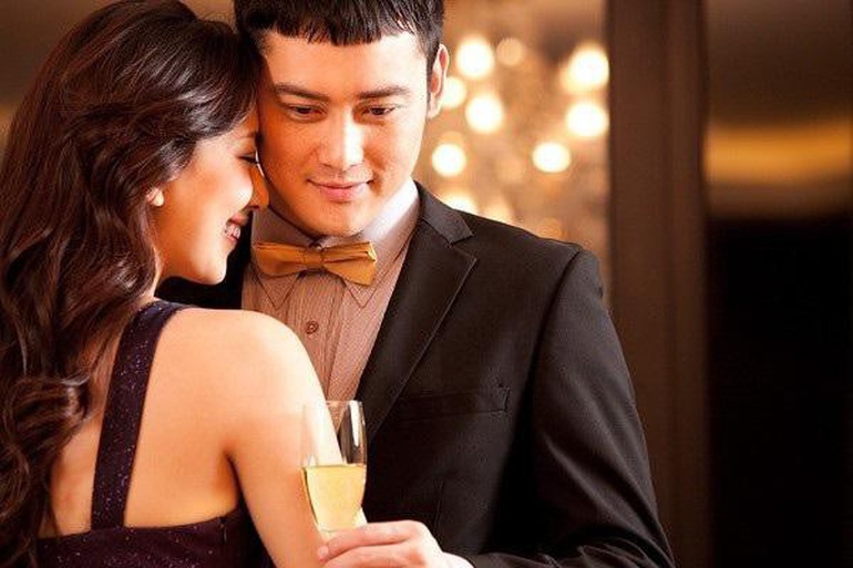 Giám đốc trẻ cay đắng bắt gặp vợ công tác cùng trai đẹp trong... khách sạn-1