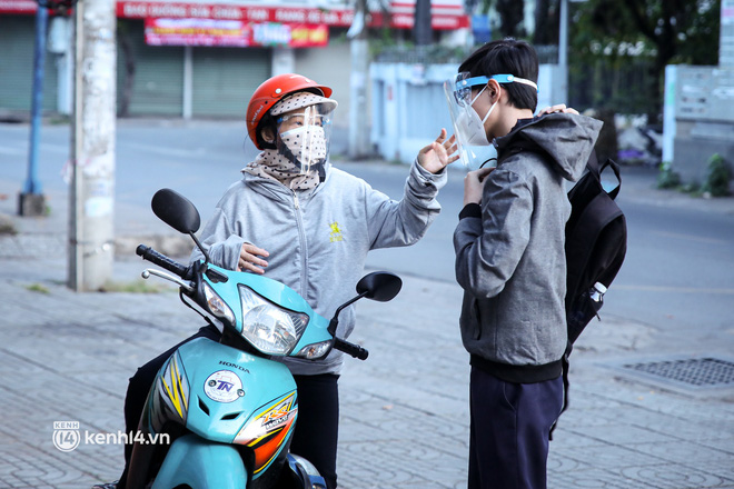 Học sinh lớp 9, 12 ở TP.HCM trở lại trường sau hơn 7 tháng ở nhà: Có bảng tên mới, nhận lớp ngỡ như ngày đầu tiên đi học-17