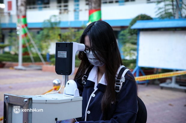 Học sinh lớp 9, 12 ở TP.HCM trở lại trường sau hơn 7 tháng ở nhà: Có bảng tên mới, nhận lớp ngỡ như ngày đầu tiên đi học-4