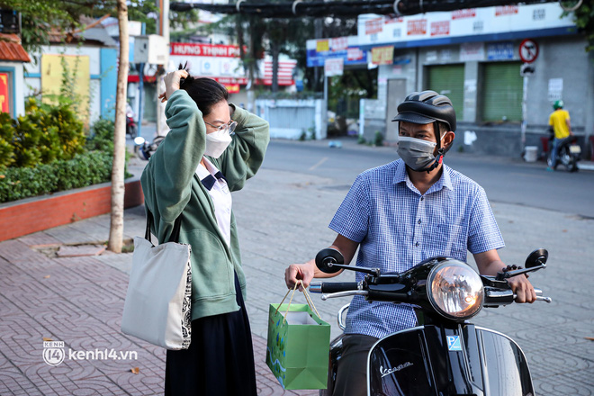 Học sinh lớp 9, 12 ở TP.HCM trở lại trường sau hơn 7 tháng ở nhà: Có bảng tên mới, nhận lớp ngỡ như ngày đầu tiên đi học-8