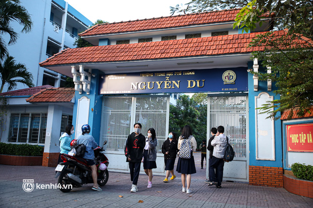 Học sinh lớp 9, 12 ở TP.HCM trở lại trường sau hơn 7 tháng ở nhà: Có bảng tên mới, nhận lớp ngỡ như ngày đầu tiên đi học-1