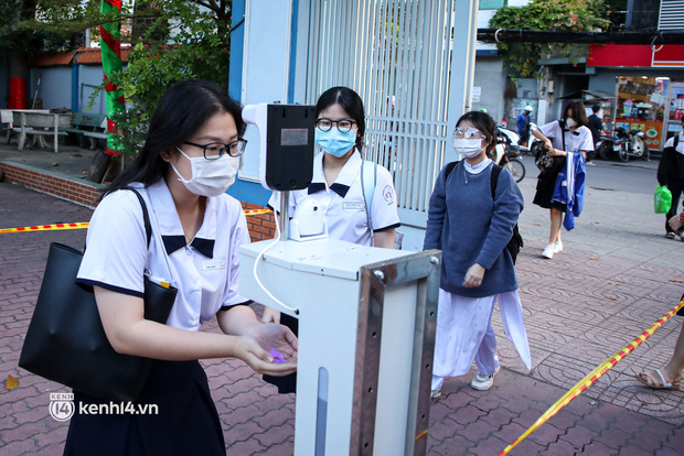 Học sinh lớp 9, 12 ở TP.HCM trở lại trường sau hơn 7 tháng ở nhà: Có bảng tên mới, nhận lớp ngỡ như ngày đầu tiên đi học-3