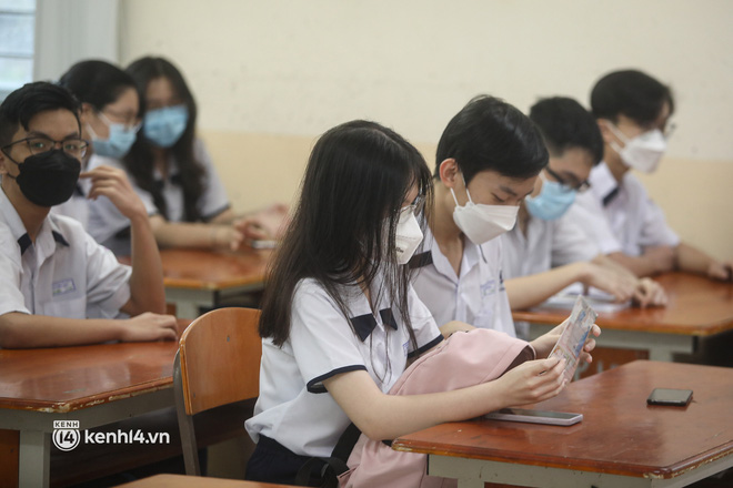 Học sinh lớp 9, 12 ở TP.HCM trở lại trường sau hơn 7 tháng ở nhà: Có bảng tên mới, nhận lớp ngỡ như ngày đầu tiên đi học-12