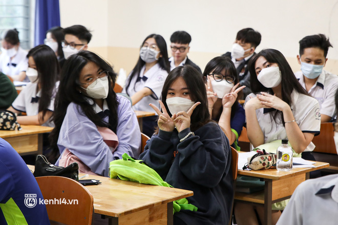 Học sinh lớp 9, 12 ở TP.HCM trở lại trường sau hơn 7 tháng ở nhà: Có bảng tên mới, nhận lớp ngỡ như ngày đầu tiên đi học-11