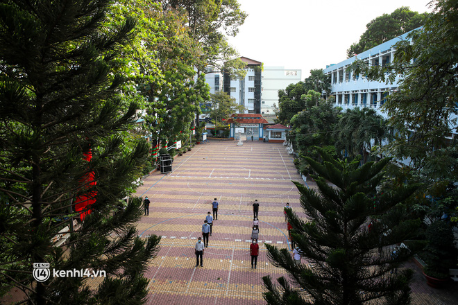 Học sinh lớp 9, 12 ở TP.HCM trở lại trường sau hơn 7 tháng ở nhà: Có bảng tên mới, nhận lớp ngỡ như ngày đầu tiên đi học-9