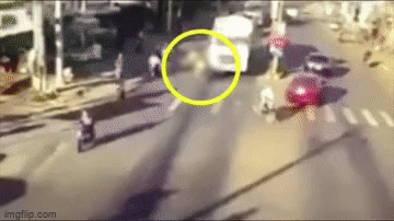 Clip: 4 mẹ con bị cuốn vào gầm xe tải, con gái 12 tuổi tử vong thương tâm-1