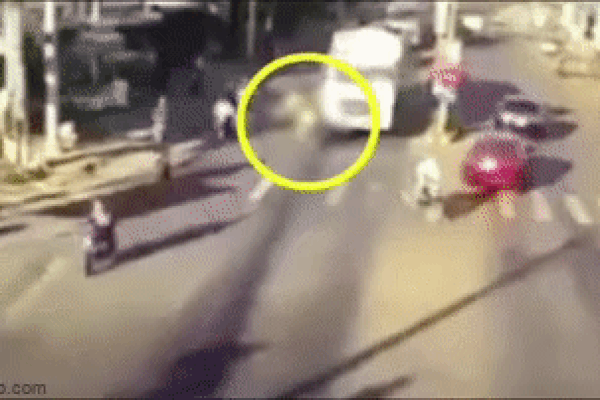 Clip: 4 mẹ con bị cuốn vào gầm xe tải, con gái 12 tuổi tử vong thương tâm