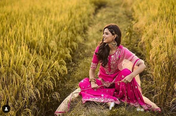 Tân Miss Universe mỗi lần diện trang phục truyền thống Ấn Độ đều gây mê-15