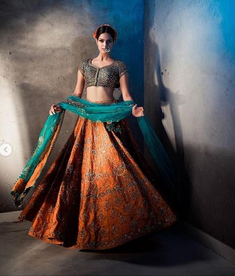 Tân Miss Universe mỗi lần diện trang phục truyền thống Ấn Độ đều gây mê-17
