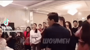 Lộ full clip sự thật ngã ngửa vụ cô dâu ôm hôn nam MC trả đũa chú rể thân mật với người yêu cũ gây náo loạn đám cưới?-1