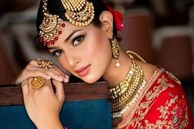 Tân Miss Universe mỗi lần diện trang phục truyền thống Ấn Độ đều gây mê
