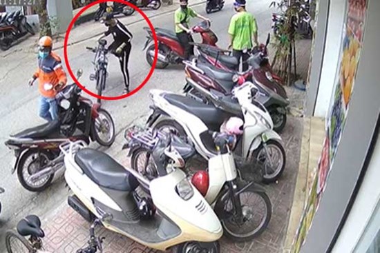 Màn trộm xe hồn nhiên của thanh niên trước bàn dân thiên hạ khiến hai nhân viên đứng hình