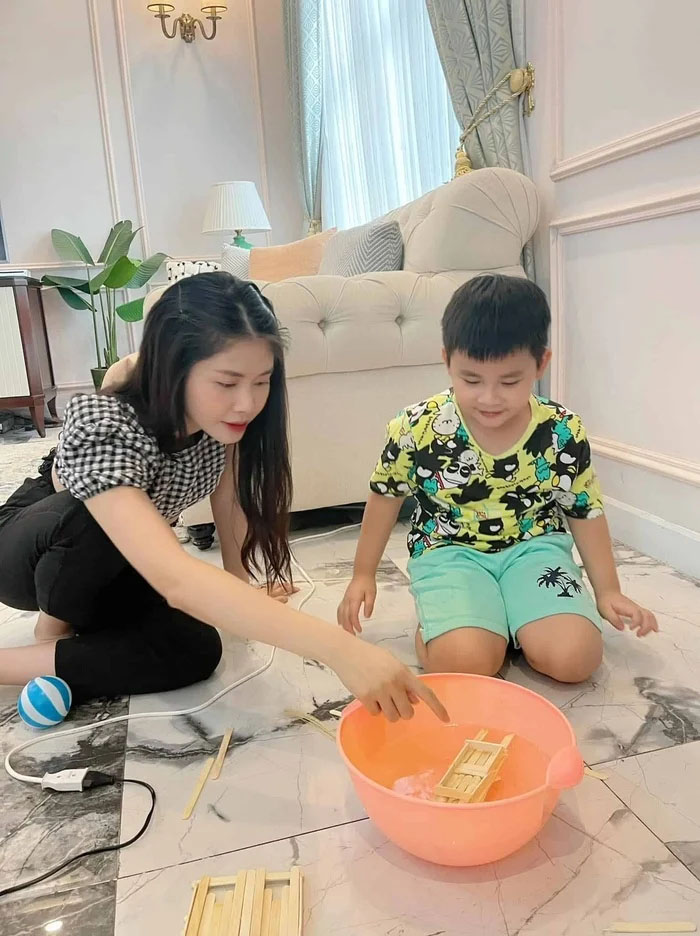 Học ca sĩ Đăng Khôi ‘bày trò’ cho con chơi giúp con cai nghiện tivi, điện thoại hiệu quả-1