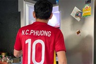 HLV Kiatisuk mặc áo đội tuyển Việt Nam mừng trò cưng Công Phượng lập siêu phẩm