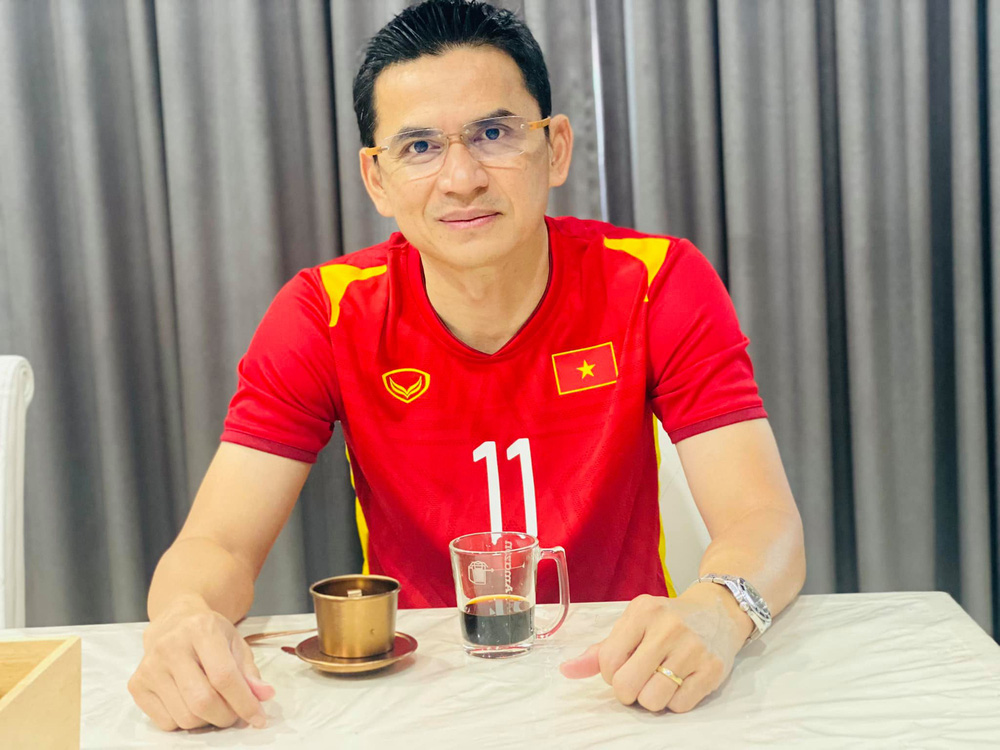 HLV Kiatisuk mặc áo đội tuyển Việt Nam mừng trò cưng Công Phượng lập siêu phẩm-1