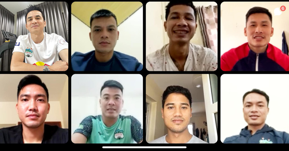 HLV Kiatisuk mặc áo đội tuyển Việt Nam mừng trò cưng Công Phượng lập siêu phẩm-2