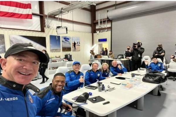 Tỷ phú Amazon hứng chỉ trích với tấm hình nở nụ cười phản cảm, cách ứng xử của kẻ thứ 3 càng khiến dư luận sôi máu-3