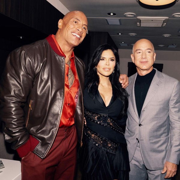 Tỷ phú Amazon hứng chỉ trích với tấm hình nở nụ cười phản cảm, cách ứng xử của kẻ thứ 3 càng khiến dư luận sôi máu-4