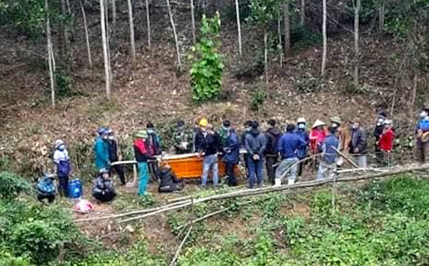 Hiện trường vụ thi thể trong rừng keo: Nạn nhân đang đeo máy cắt cỏ, có nhiều vết đâm chém-1