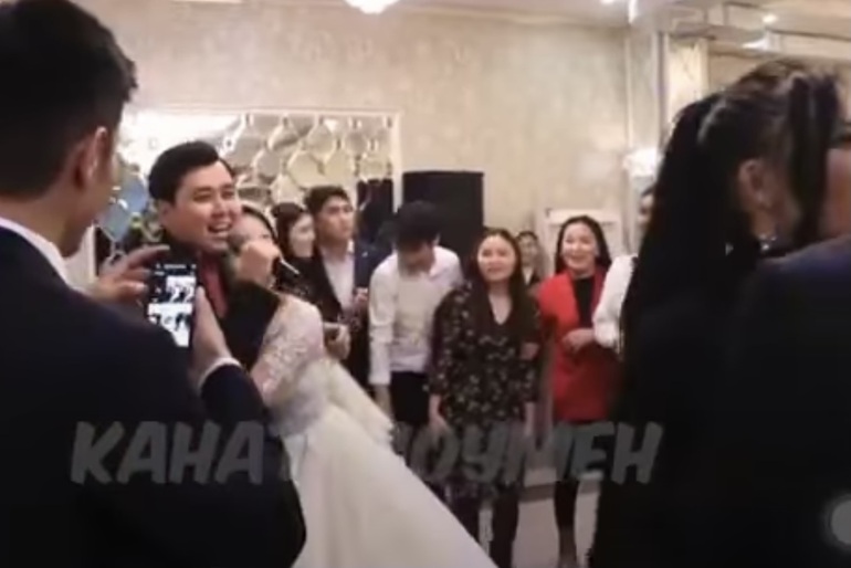 Xôn xao clip cô dâu lao vào hôn MC khi thấy chú rể ôm người yêu cũ khiêu vũ-1