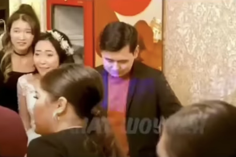 Xôn xao clip cô dâu lao vào hôn MC khi thấy chú rể ôm người yêu cũ khiêu vũ-3