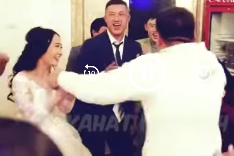 Xôn xao clip cô dâu lao vào hôn MC khi thấy chú rể ôm người yêu cũ khiêu vũ-4