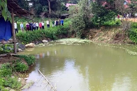 Điều tra vụ 2 cháu nhỏ tử vong bất thường dưới ao, bà nội mất tích