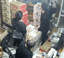 Người phụ nữ từ trên trời rơi xuống khiến nam thanh niên đang đứng tám chuyện gánh còng lưng-1