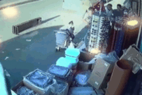 Clip: Ô tô điên bay vút qua mặt, đôi nam nữ thoát chết thần kỳ-1