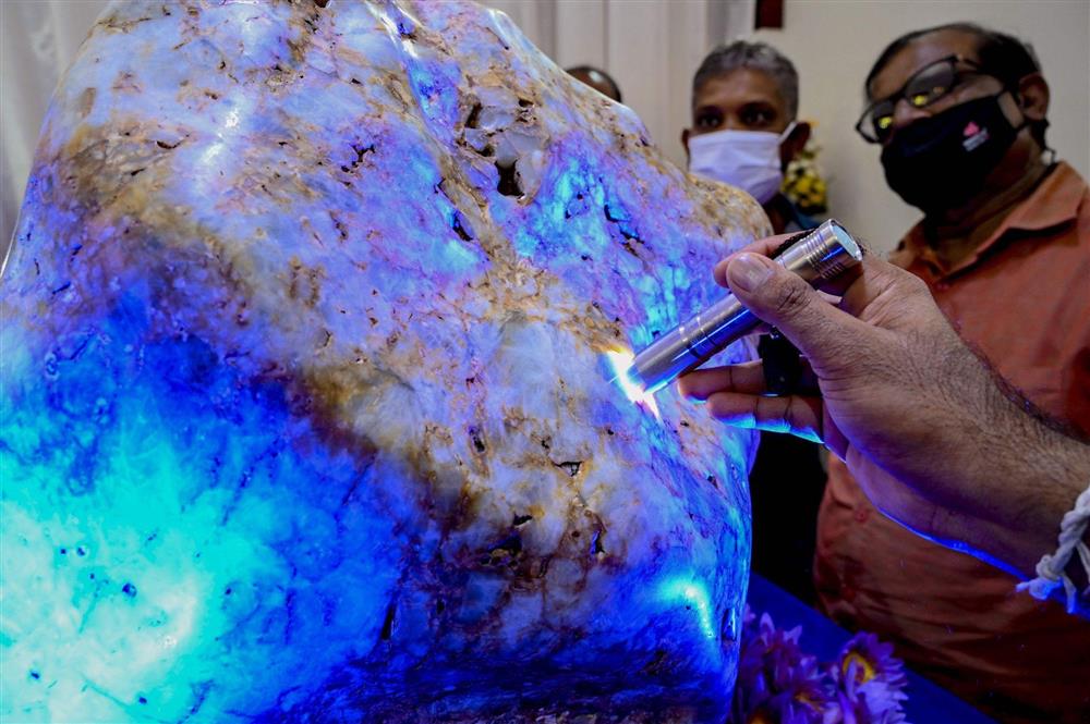 Cận cảnh viên đá quý sapphire 310kg lớn nhất thế giới vừa đào được-1