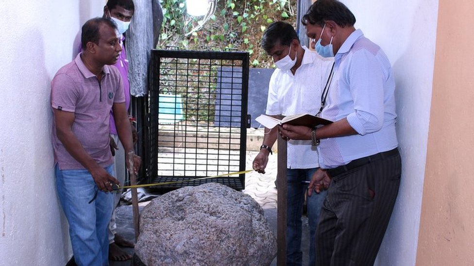 Cận cảnh viên đá quý sapphire 310kg lớn nhất thế giới vừa đào được-3