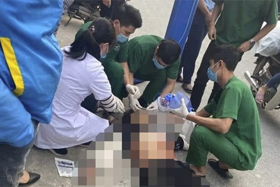 Con trai bị bạn học đâm tử vong, mẹ gào khóc thảm thiết ở hiện trường