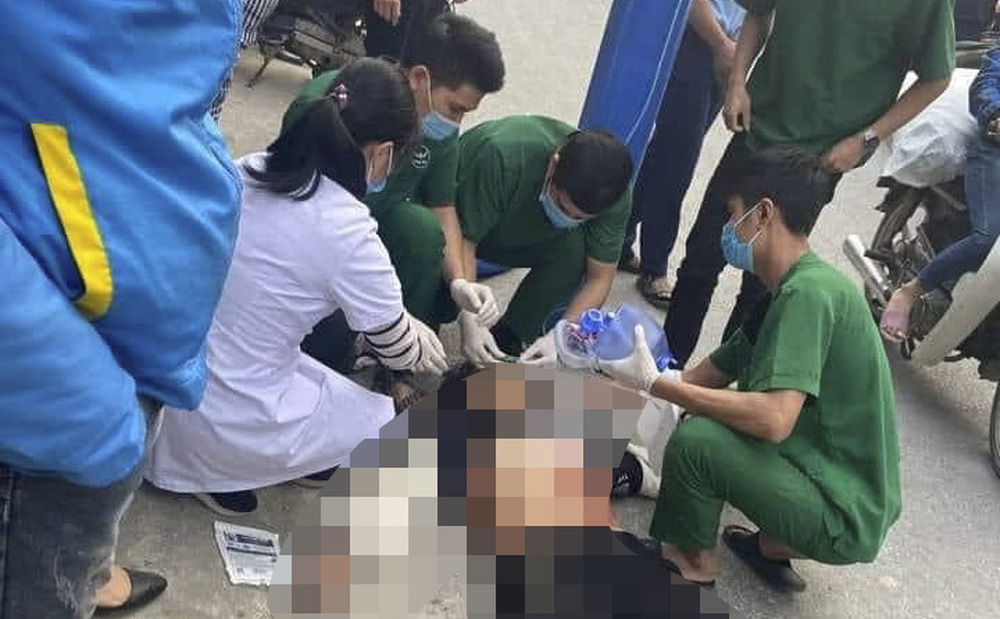 Con trai bị bạn học đâm tử vong, mẹ gào khóc thảm thiết ở hiện trường-1