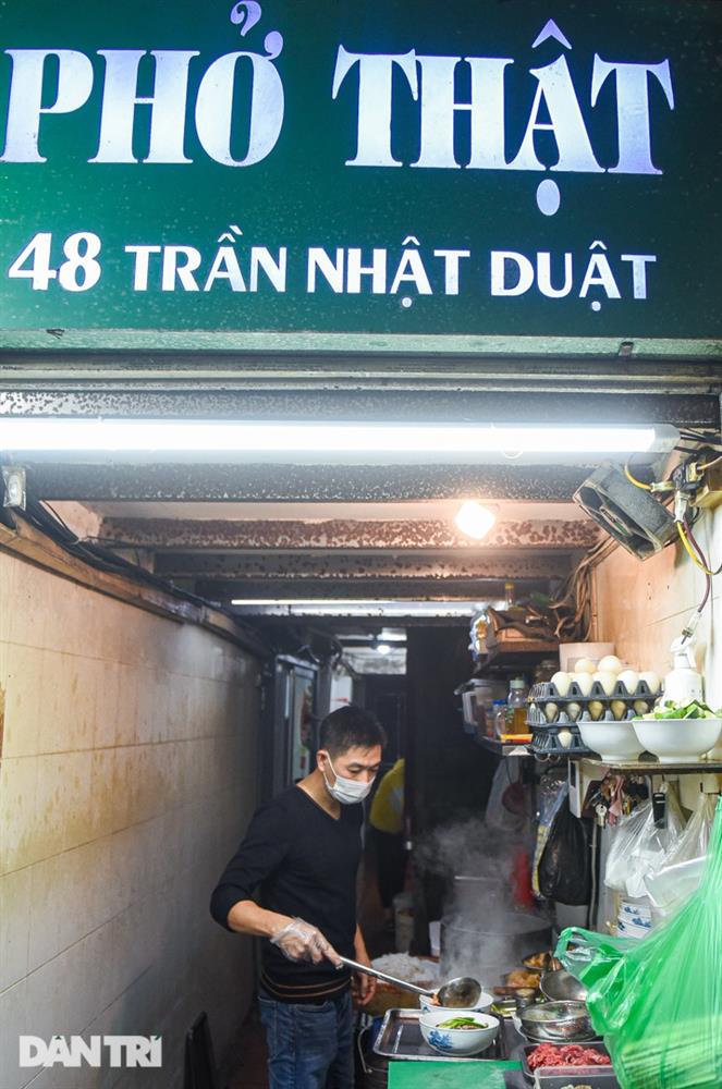 Quán phở 40 năm chỉ mở nửa đêm, rạng sáng, ngày nào cũng hết vèo 300 bát-1