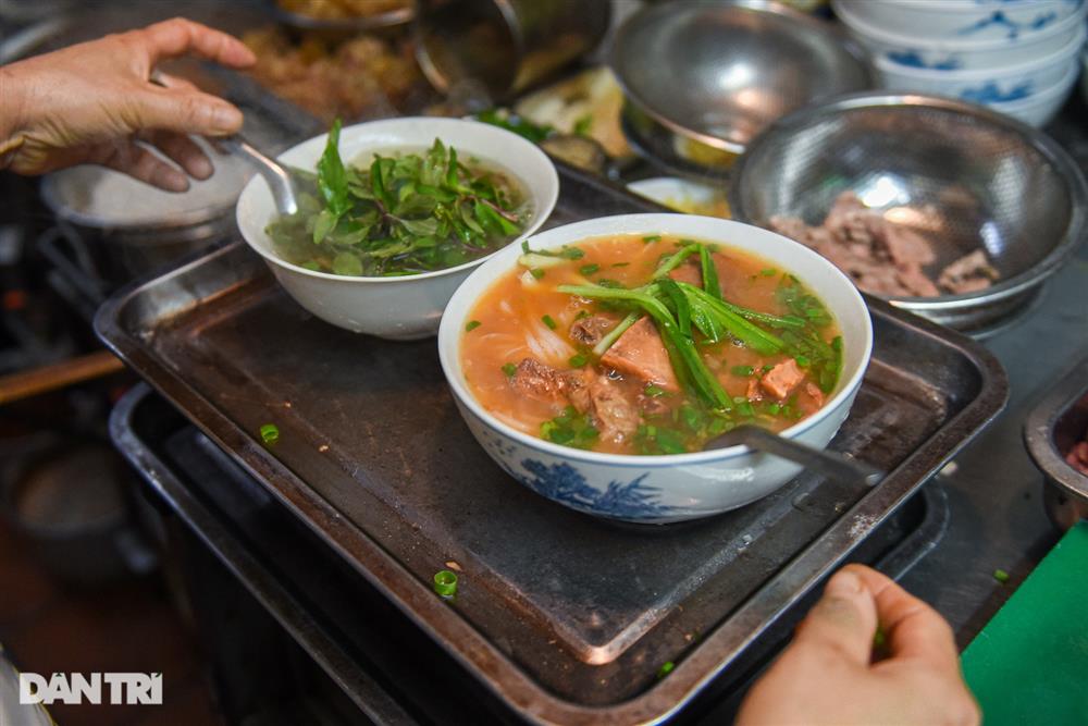 Quán phở 40 năm chỉ mở nửa đêm, rạng sáng, ngày nào cũng hết vèo 300 bát-10