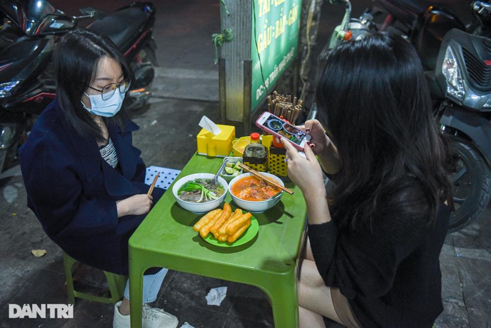 Quán phở 40 năm chỉ mở nửa đêm, rạng sáng, ngày nào cũng hết vèo 300 bát-2