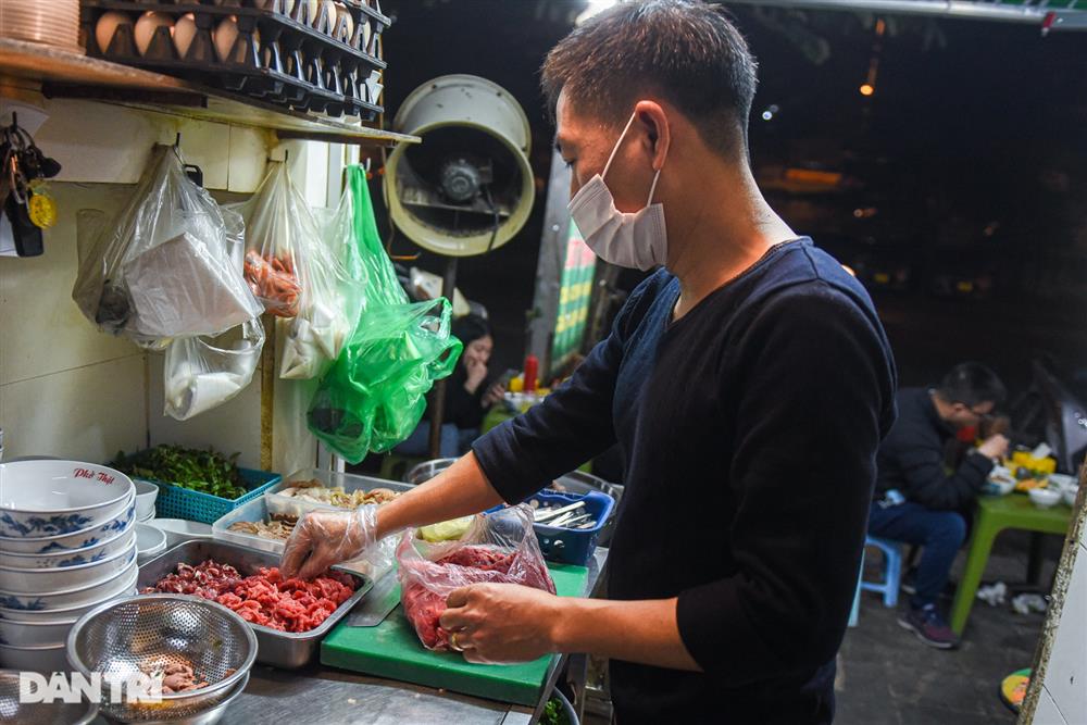 Quán phở 40 năm chỉ mở nửa đêm, rạng sáng, ngày nào cũng hết vèo 300 bát-4