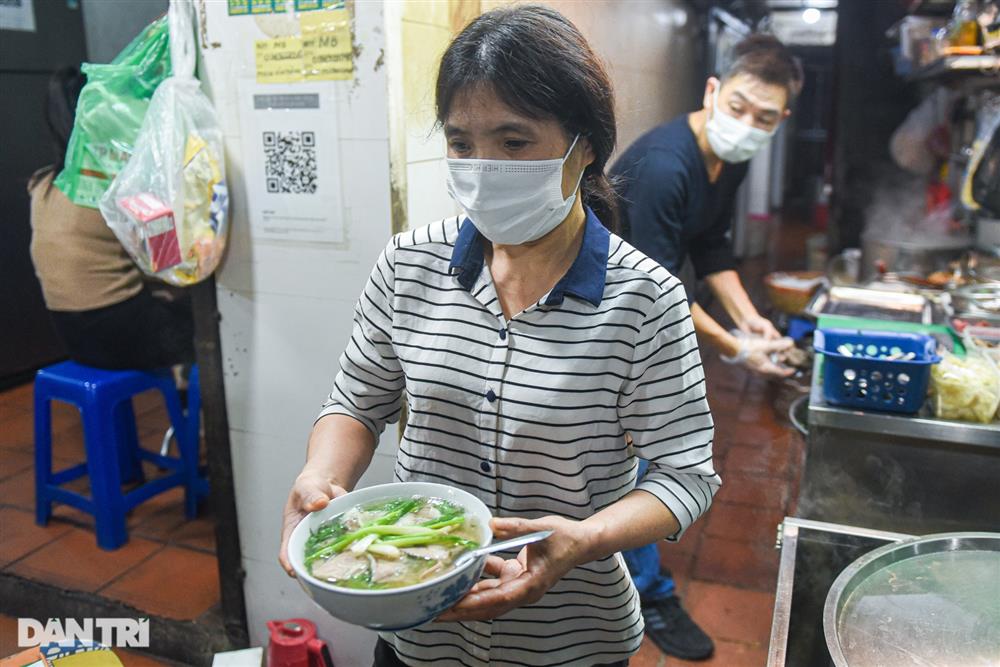 Quán phở 40 năm chỉ mở nửa đêm, rạng sáng, ngày nào cũng hết vèo 300 bát-7