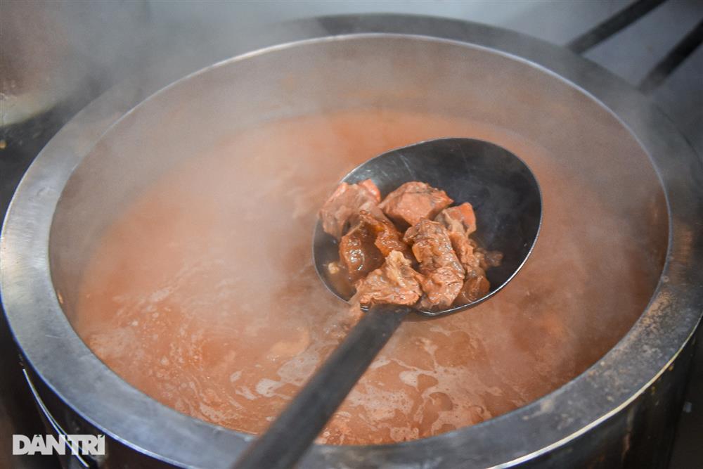 Quán phở 40 năm chỉ mở nửa đêm, rạng sáng, ngày nào cũng hết vèo 300 bát-8