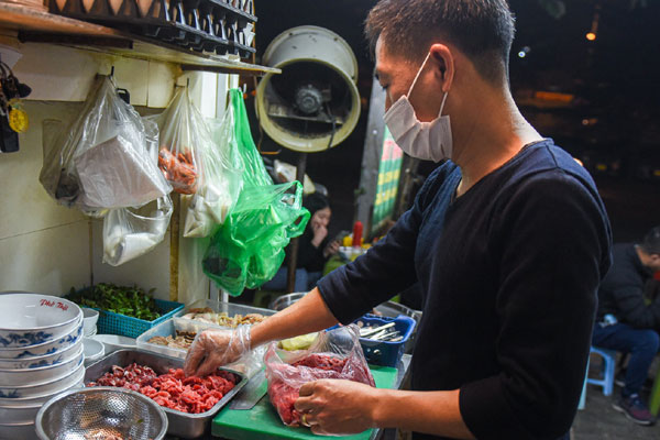 Lạ lùng quán phở Sướng, 30 năm bán đắt xắt ra miếng ở Hà Nội-13