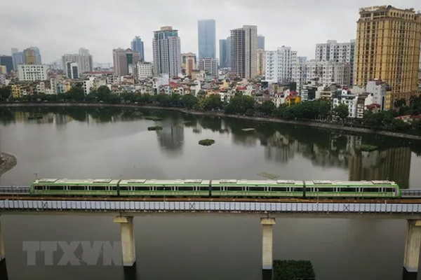 Tranh cãi: Nhóm idol tóp tóp nhảy sexy trên tàu Cát Linh - Hà Đông, còn làm động tác gây chú ý vào vòng 3 trước mặt hành khách-2
