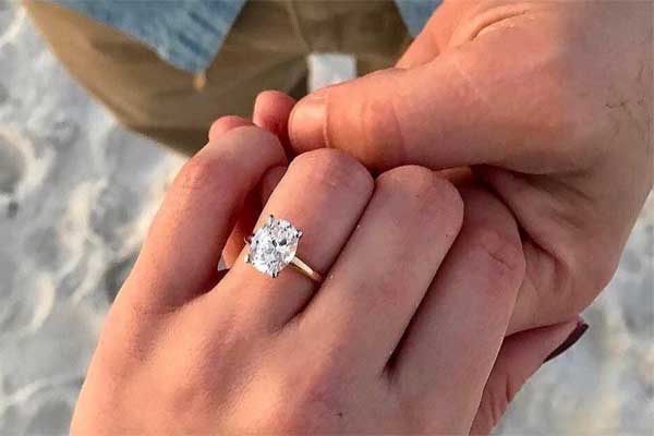 Vừa cầu hôn xong, người yêu đã thủ thỉ một chuyện khiến tôi giật mình sợ hãi và muốn chạy làng-1