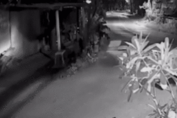 Người phụ nữ trên trời rơi xuống khiến nam thanh niên gánh họa còng lưng-1