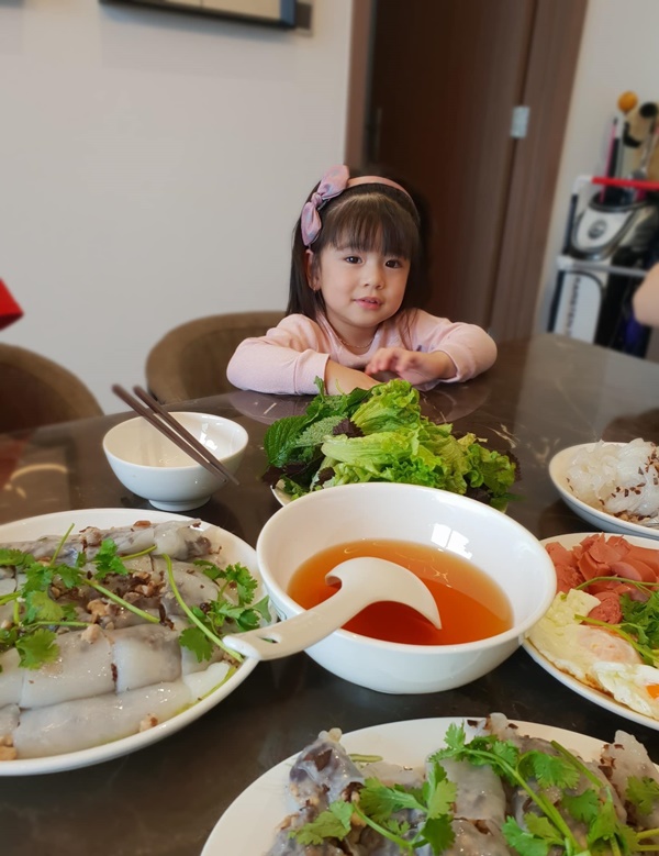 Con gái nhà Jennifer Phạm mới 8 tuổi đã giỏi nấu ăn còn tự làm bánh cuốn, các mẹ thốt lên: Thành quả của giáo dục-5